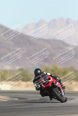 media/Oct-30-2025-Racers Edge (Thu) [[dabbdaf680]]/3-B Group/Session 2 (Turn 14)/